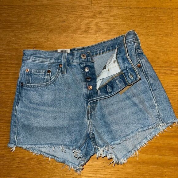 NWT Levi’s 501 Button Fly Light Wash Cut Offs 100% Cotton Shorts  Womens SZ 27 - Picture 1 of 2
